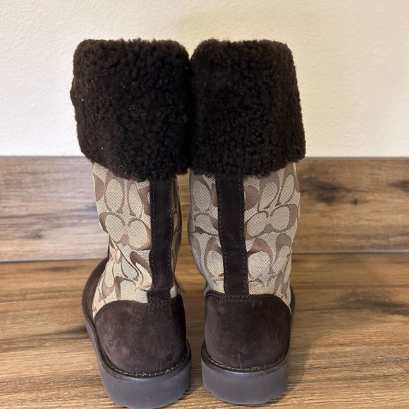 Coach signature logo suede and fleece brown boots (Kelly). Size 6 - Picture 8 of 8